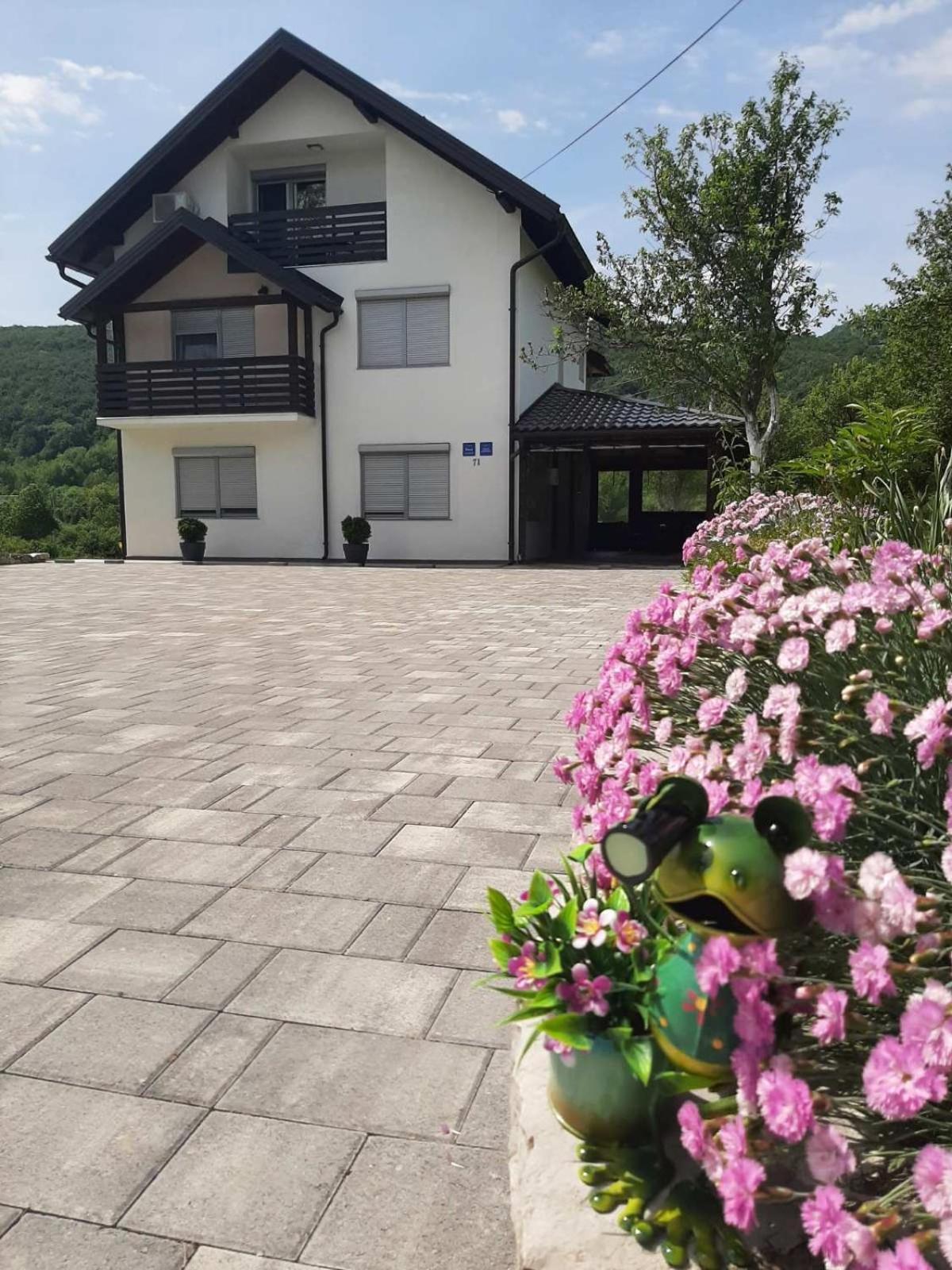 Apartments Paradise Licko Petrovo Selo Exterior photo